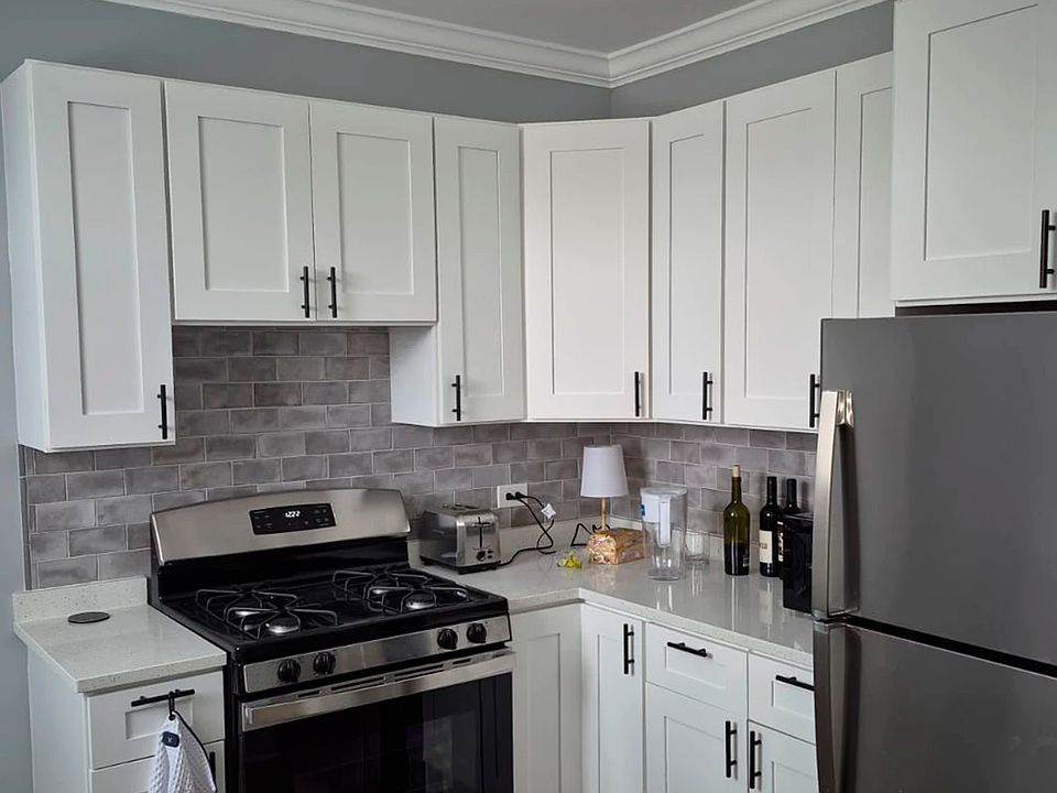 1st image of 918 Green Bay Rd APT 2F