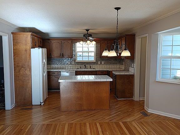 3rd image of 890 Edgewater Ave