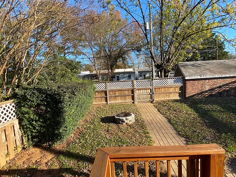 3200 Rosewood Ave — Photo 4