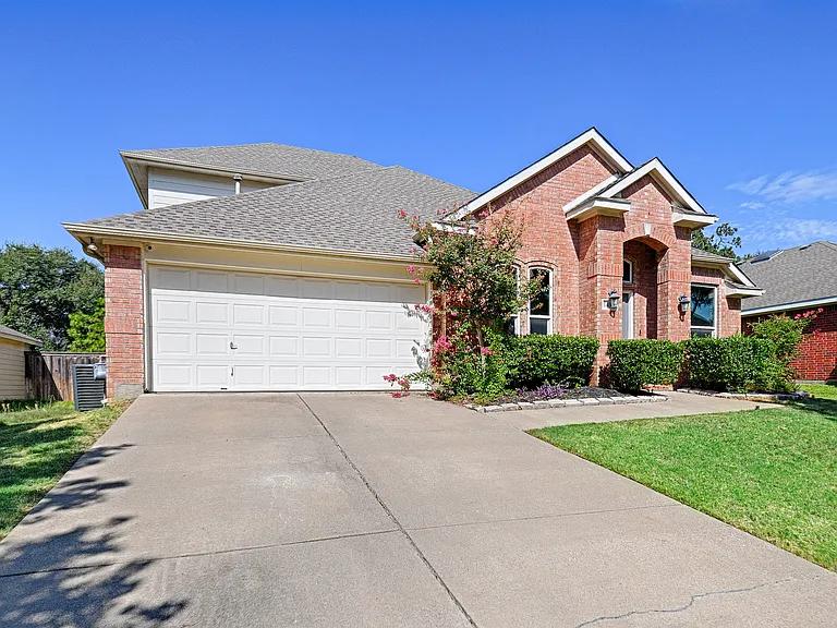 1404 Carriage Ln — Photo 1