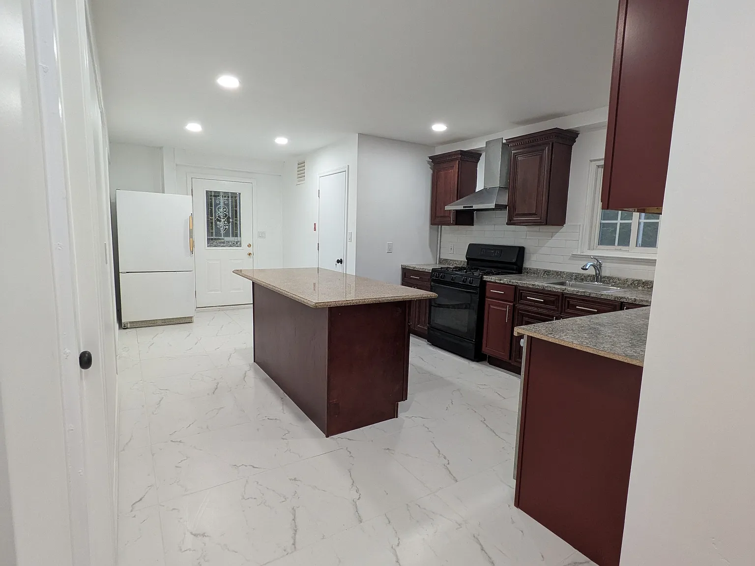 3 bed, 2200 sqft, $3,500 — Photo 2