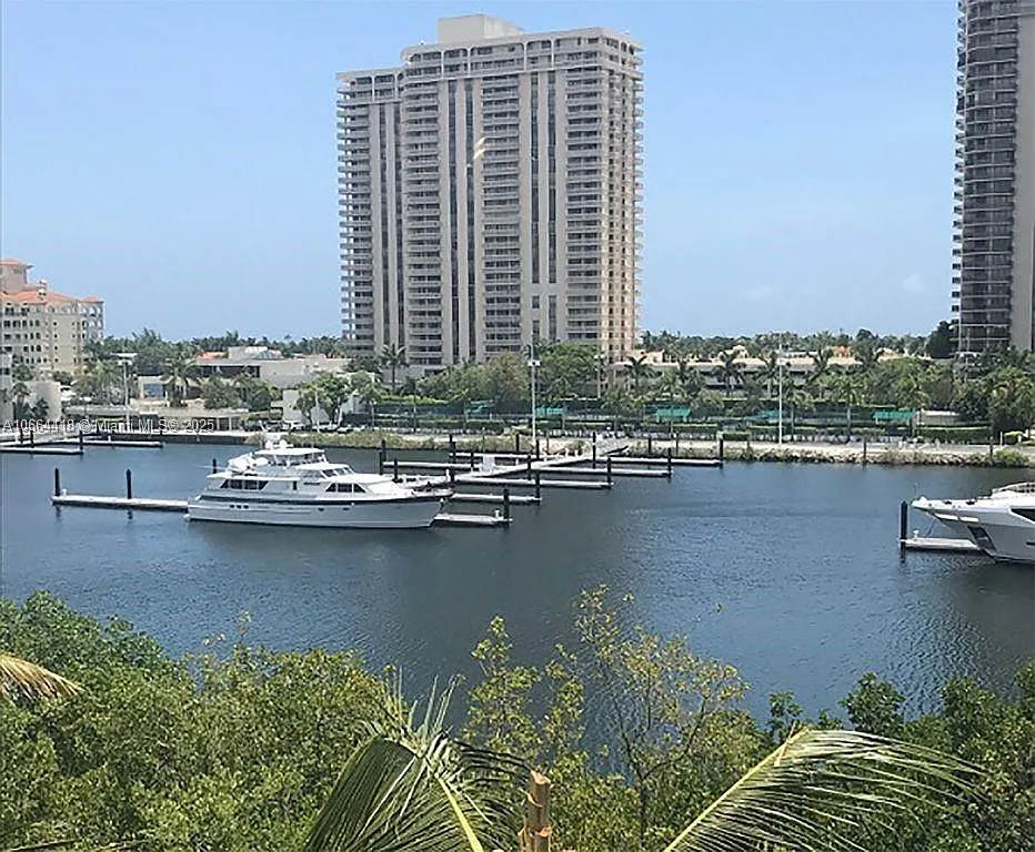 The Yacht Club At Aventur — Photo 1