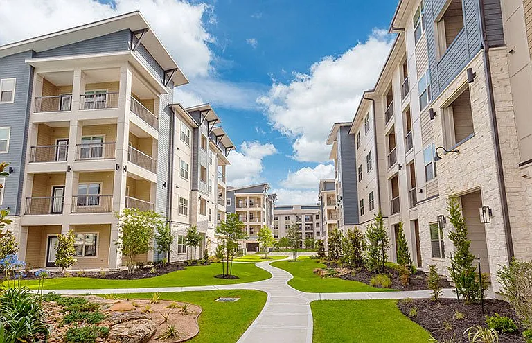 Brea Luxury Apartments — Photo 6