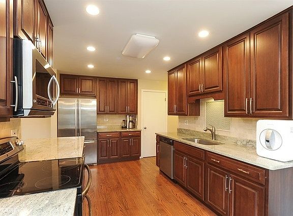 4th image of 3413 River Falls Dr