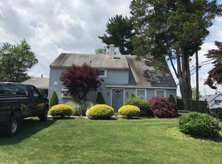 6 Inland Rd, Levittown, PA 19057