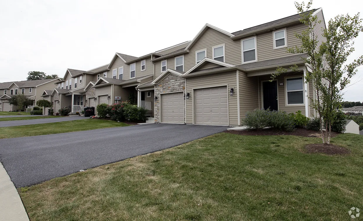 Ivy Ridge Apartments & Townhomes — Photo 4