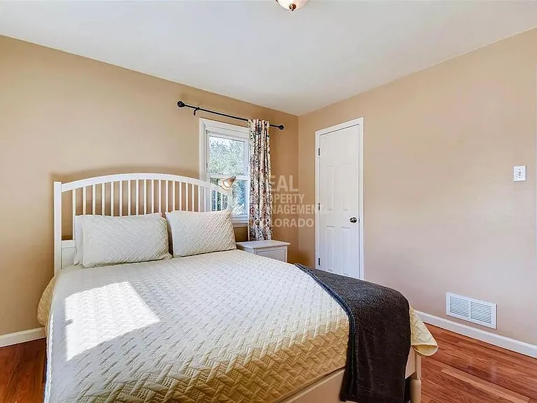 4870 Irving St — Photo 8