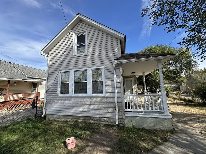 3 bed, 1.0 bath, 1196 sqft, $1,450 — Photo 2