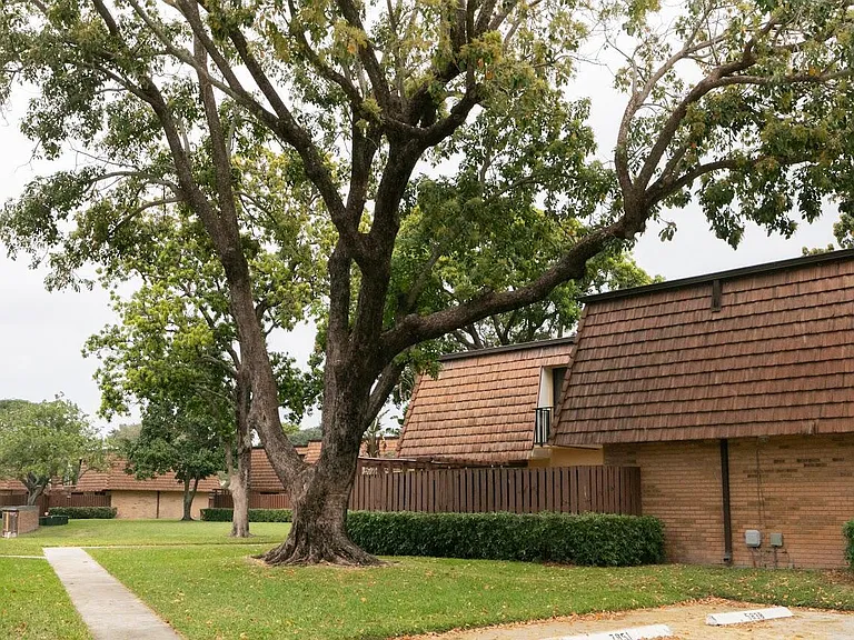 2815 28th Ln — Photo 3