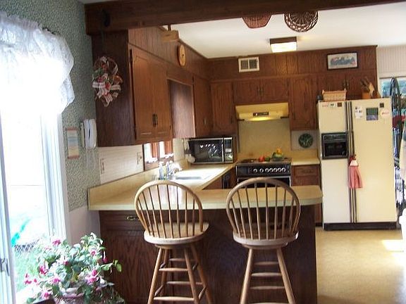 Kitchen with breakfast bar