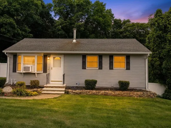 90 Nantucket Dr, Groton, CT 06355