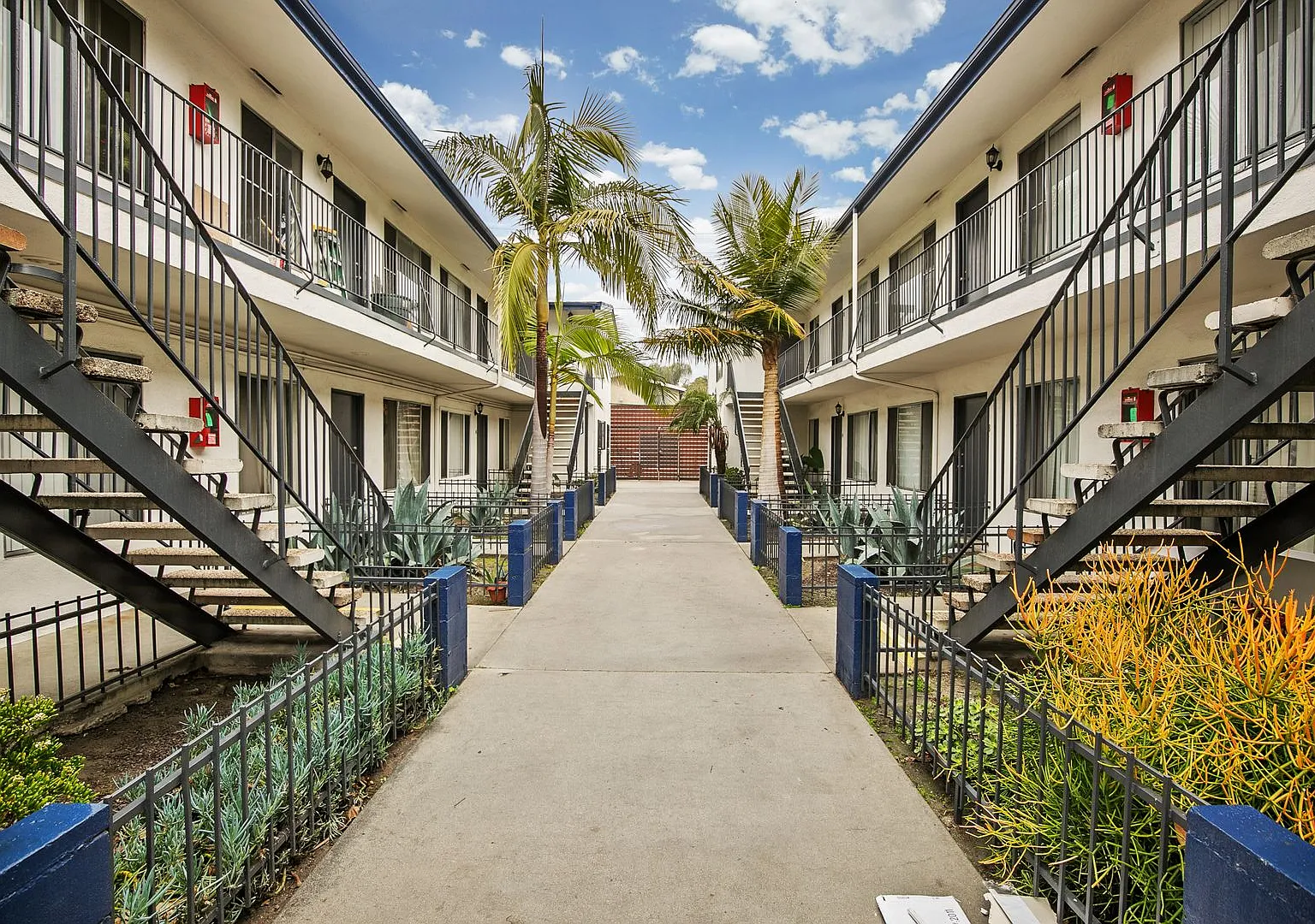 Beautiful 2 Bedroom, 1 Bath Apartment Move-In Ready! — Photo 2