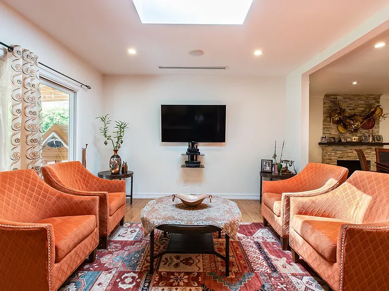 336 W Lexington Dr — Photo 10