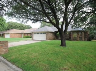 2136 Chapel Downs Dr, Arlington, TX 76017