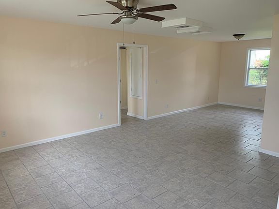 3rd image of 2 Bristol Dr APT A