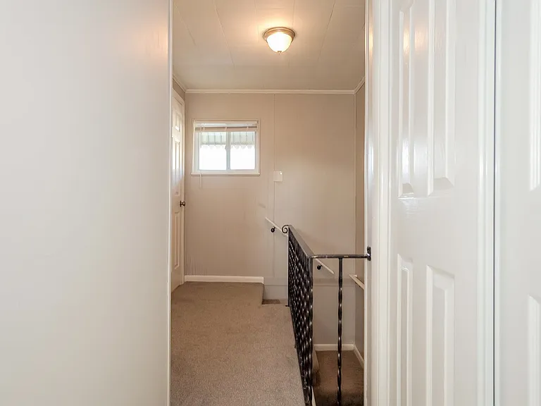 516892_028_hallway_13323239.jpg