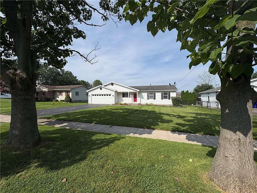 3 bed, 1.0 bath, 1120 sqft, $2,300 — Photo 2