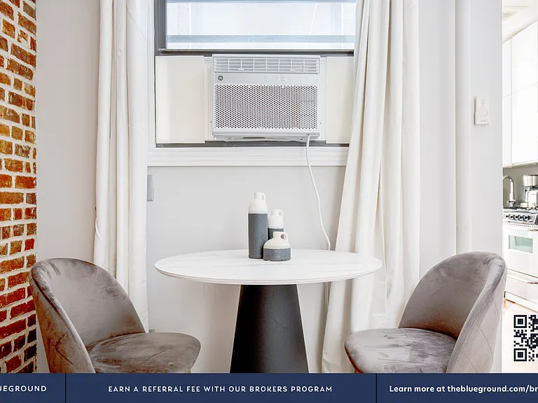 434 W 52nd St #5 — Photo 4