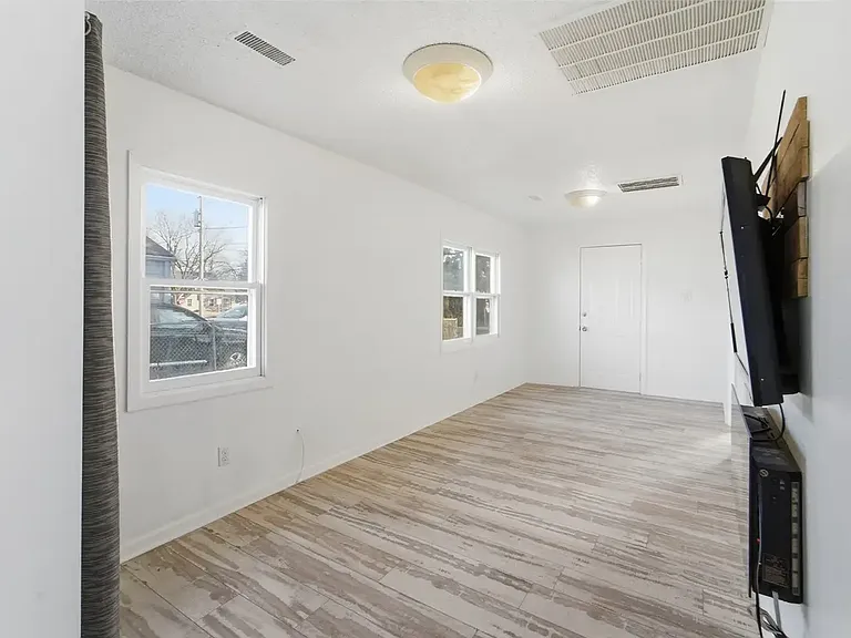 2644 Chicago Ave — Photo 12