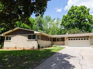 959 Brenner Ave W, Roseville, MN 55113