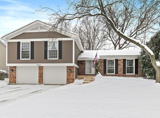 1021 Abbey Dr, Crystal Lake, IL 60014