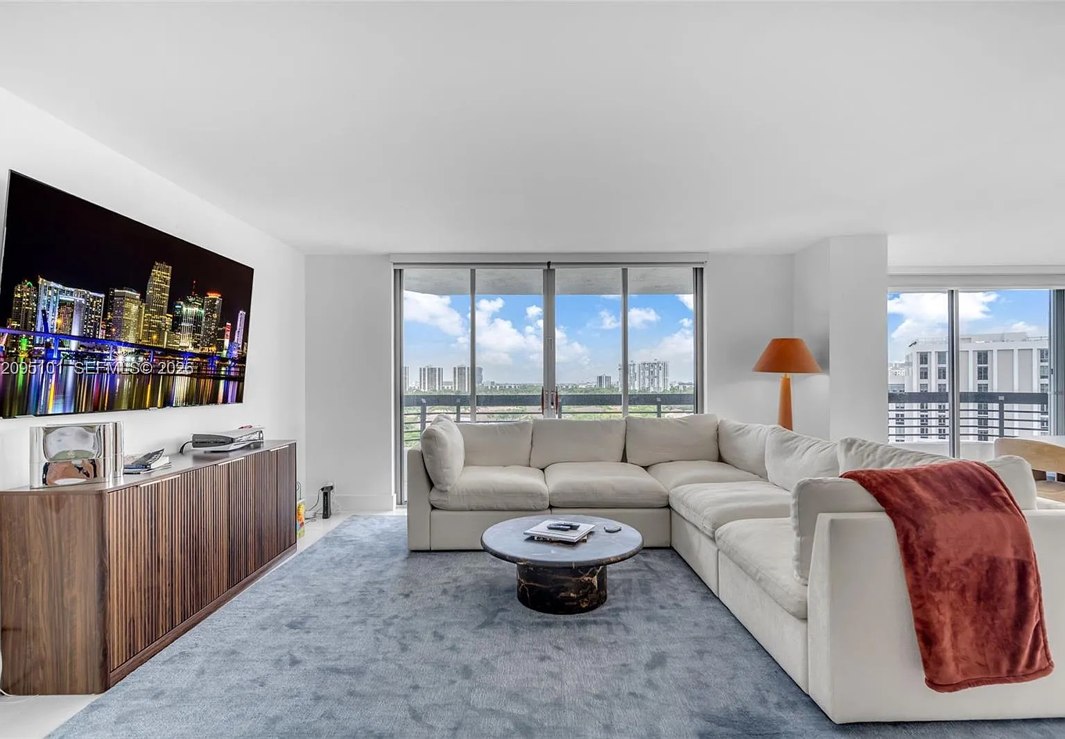 Mystic Pointe Tower 400 C — Photo 4
