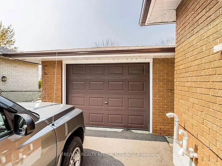 226 Overlea Dr #UPPER — Photo 15
