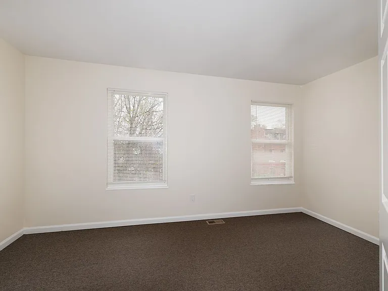 College Hill Apartments — Photo 6