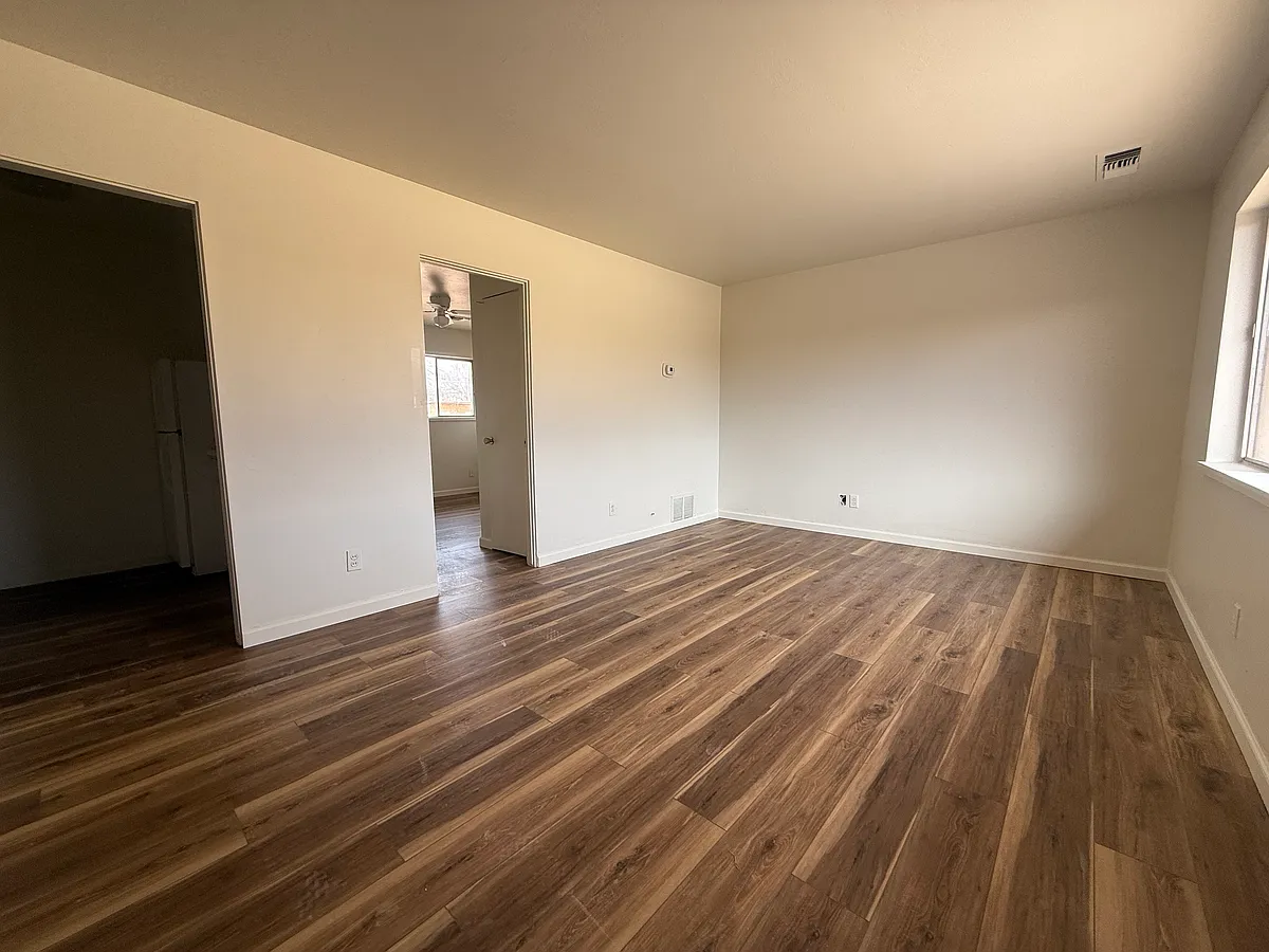 Building Photo - 620 W Erie St #3