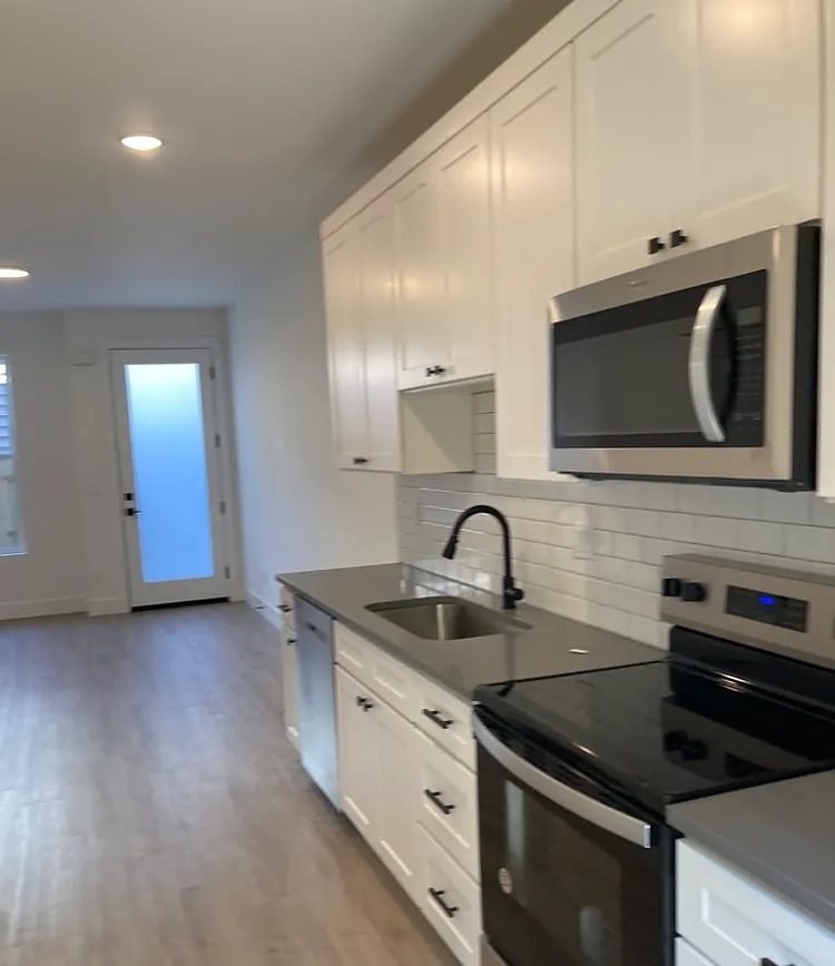 2 bed, 1.5 bath, 787 sqft, $2,200 — Photo 2
