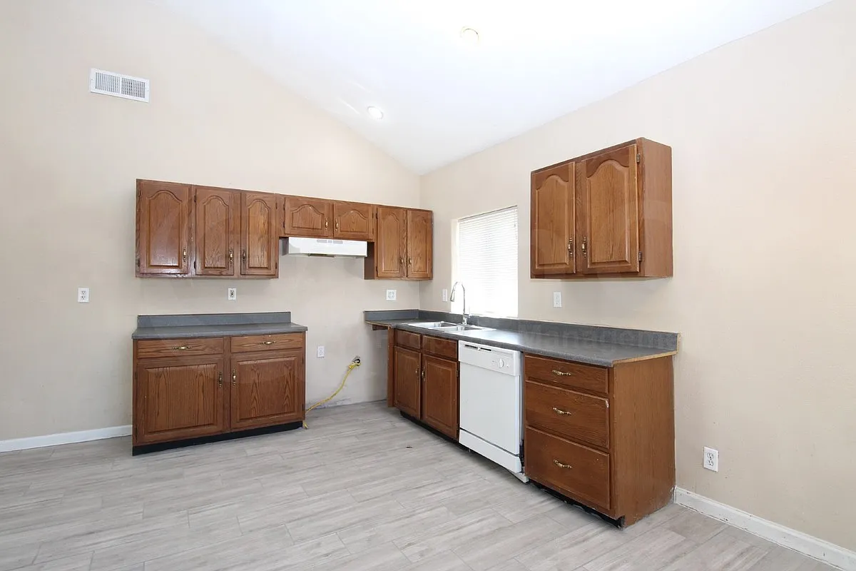 4 bed, 3.0 bath, 1612 sqft, $1,895 — Photo 2