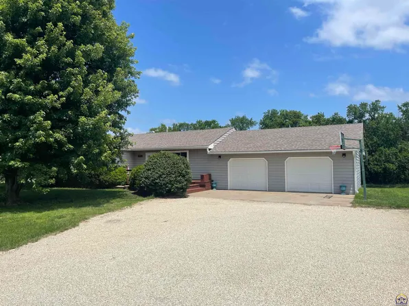 16345 Shadow Cir, Wamego, KS 66547