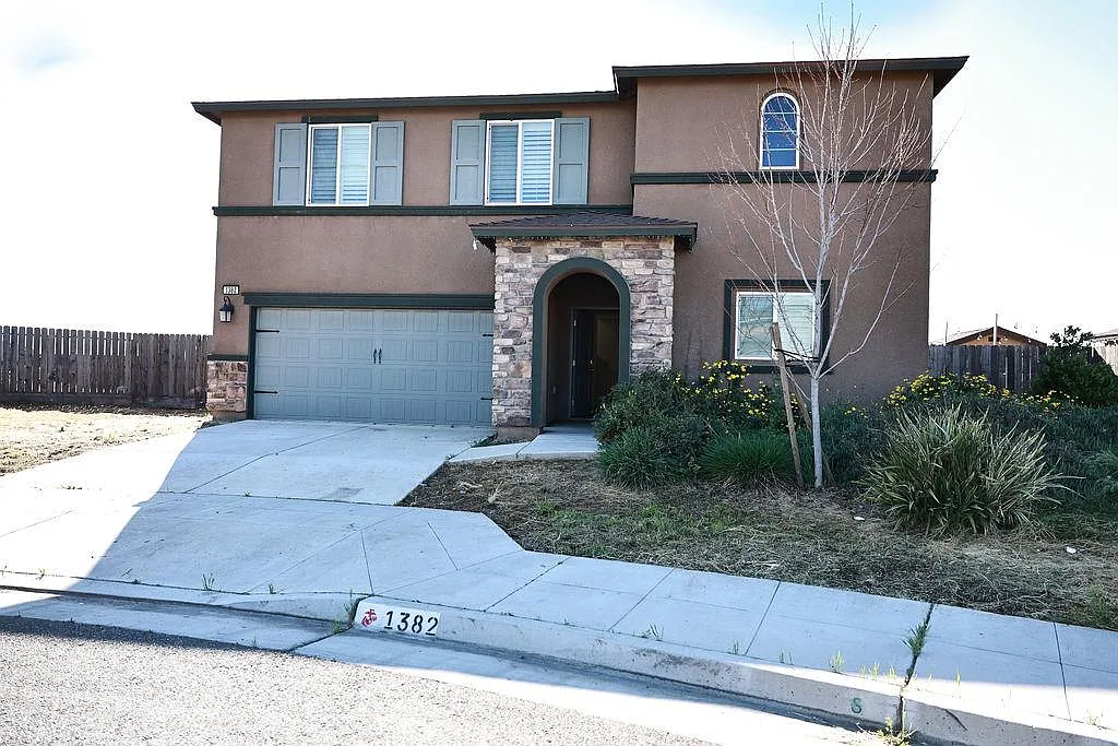 1382 Shoreline Dr photo 1