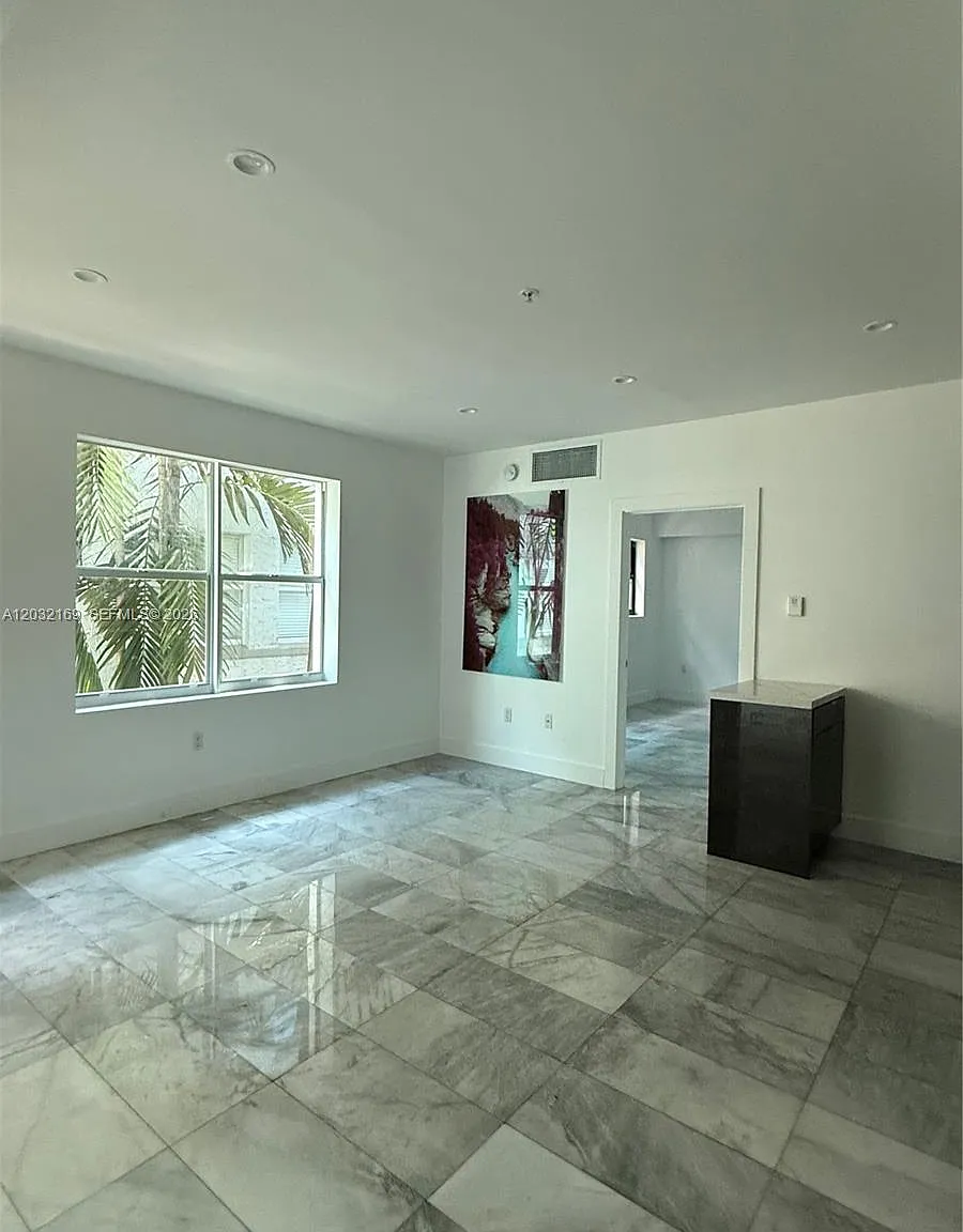 1560 Drexel Ave — Photo 2