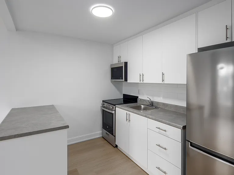 1046 Bathurst St — Photo 17