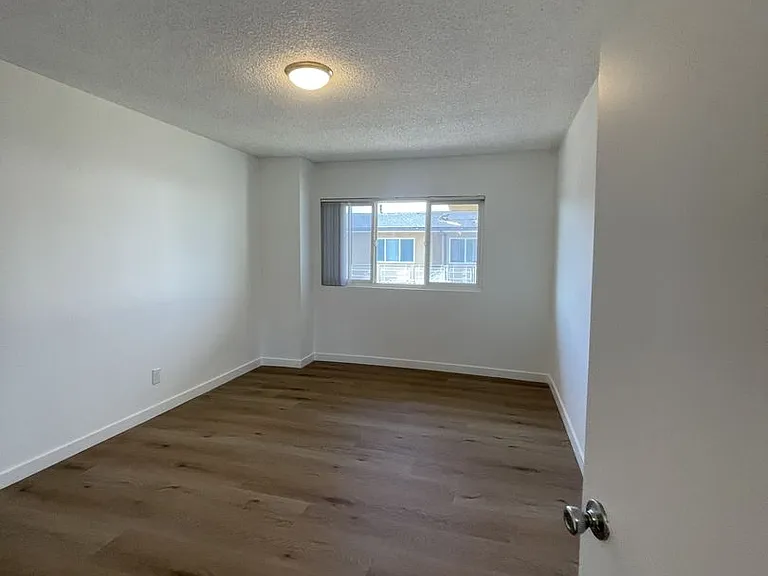 Van Ness Apartments — Photo 25