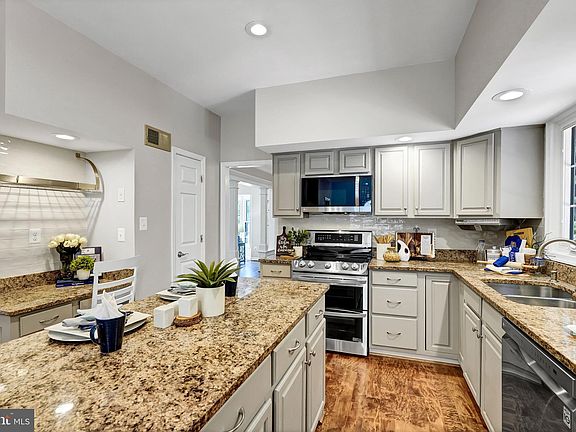 4th image of 7985 Oak Bridge Ln