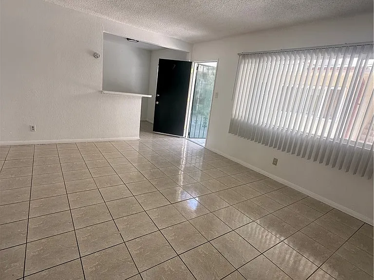 1805 S Rimpau Blvd — Photo 4