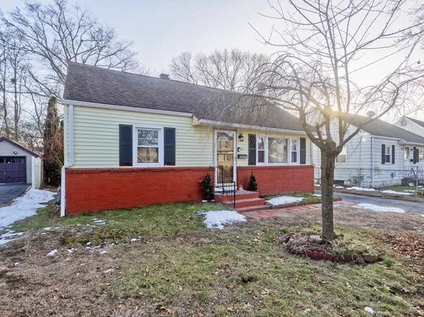 33 Campechi St, Springfield, MA 01104