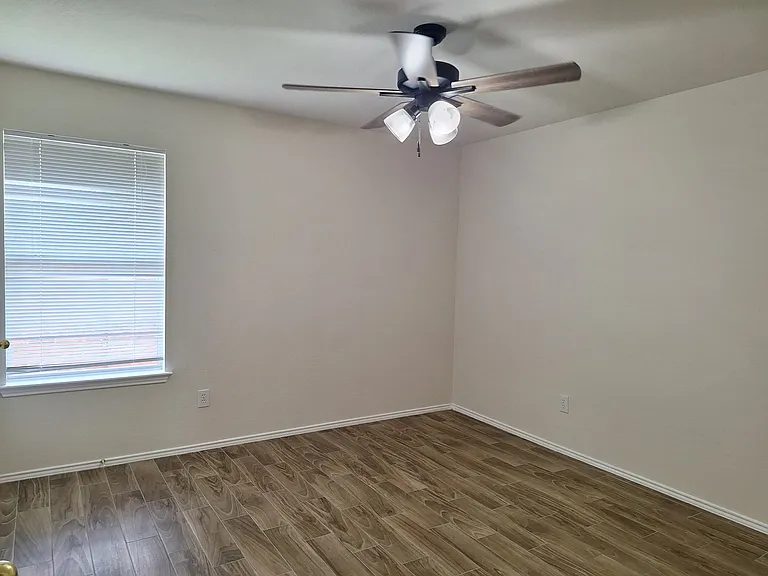208 Iris Ln — Photo 11