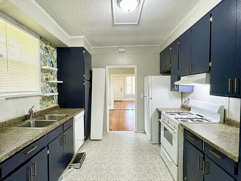 1504 Charlton St — Photo 10