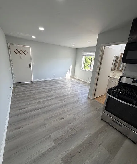 645 N New Hampshire Ave — Photo 7