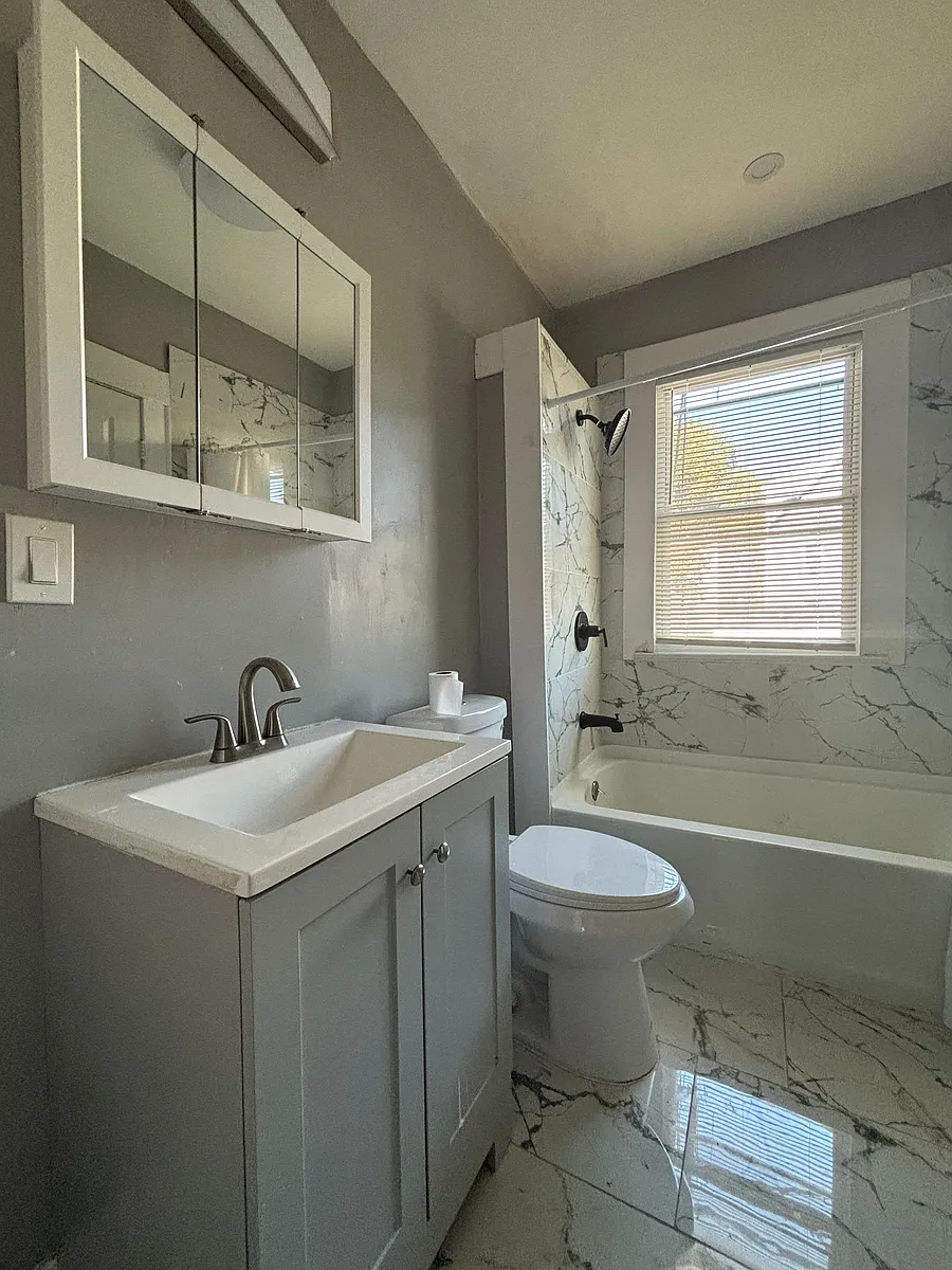 Building Photo - 142 Rowe St #A2