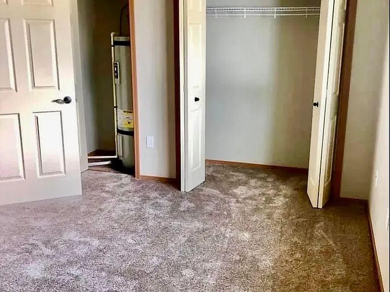 Wolf Glen Apartments — Photo 16