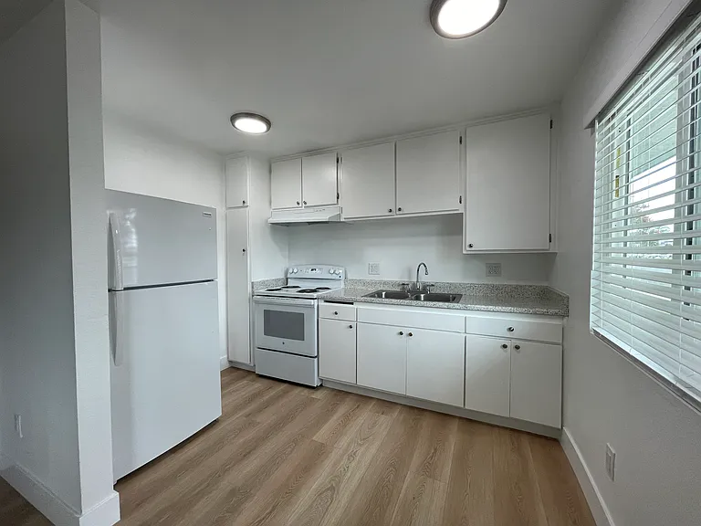 1221 E Beechwood St #3B — Photo 10