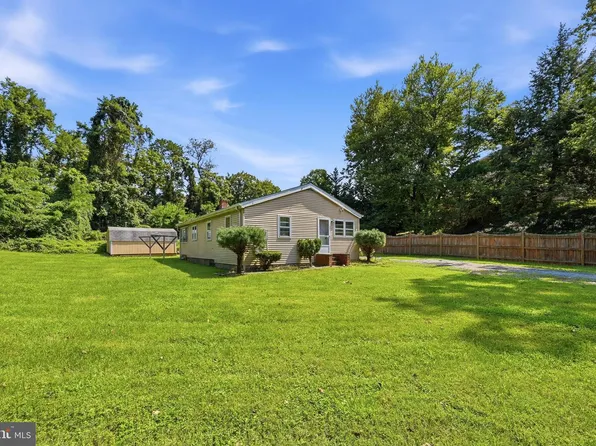 5904 Carver Pl, Falls Church, VA 22041