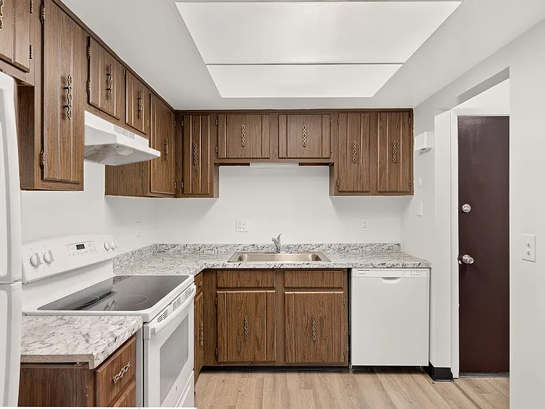 East Towne Apartments — Photo 9