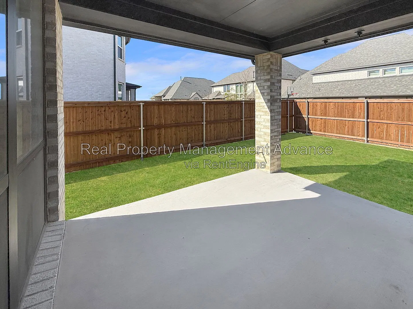 4 bed, 3.0 bath, 2400 sqft, $3,300 — Photo 2