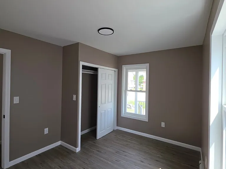 429 Burnside Ave — Photo 9