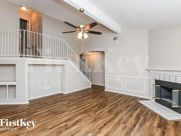 609 Hollyberry Dr — Photo 3
